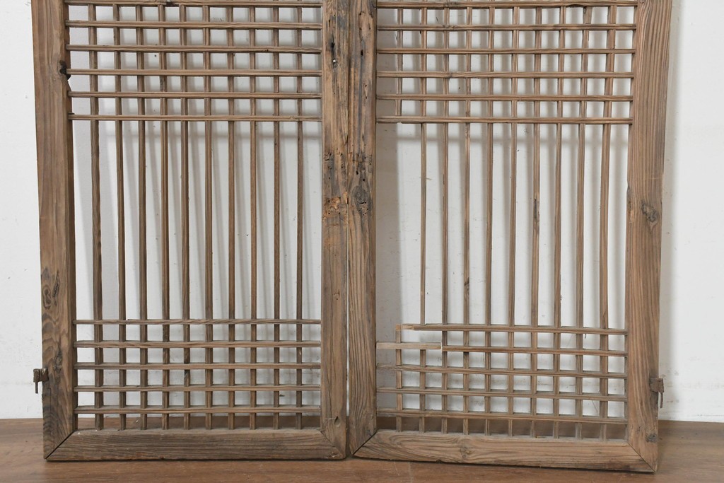 中国アンティーク建具　1900年頃　李朝風建具　端正な格子意匠と経年の味わいが魅力的な窓2枚(1対)セット　(R-089943)