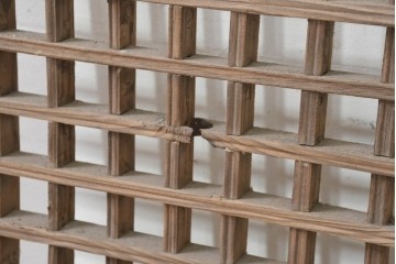 中国アンティーク建具　1900年頃　李朝風建具　端正な格子意匠と経年の味わいが魅力的な窓2枚(1対)セット　(R-089943)