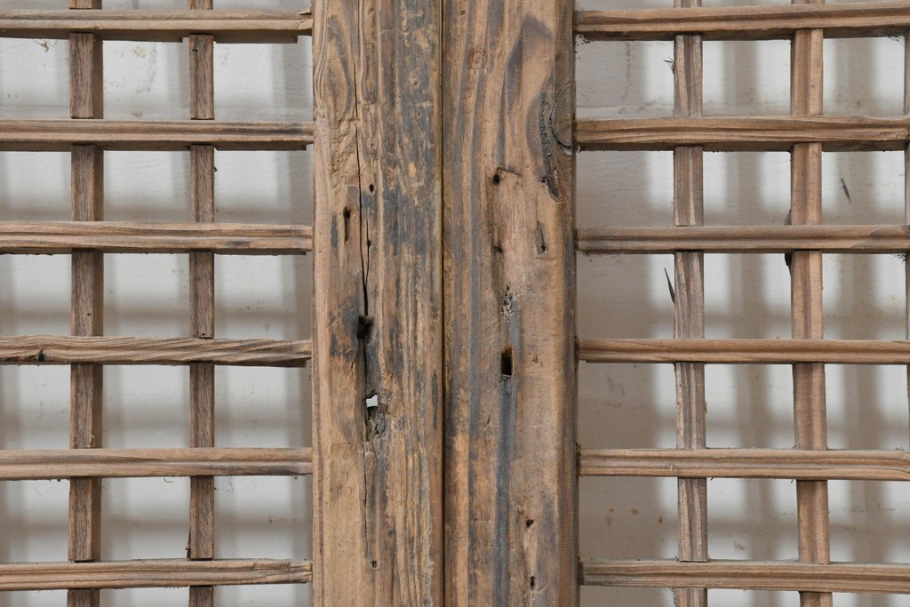 中国アンティーク建具　1900年頃　李朝風建具　端正な格子意匠と経年の味わいが魅力的な窓2枚(1対)セット　(R-089943)