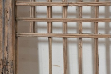中国アンティーク建具　1900年頃　李朝風建具　端正な格子意匠と経年の味わいが魅力的な窓2枚(1対)セット　(R-089943)