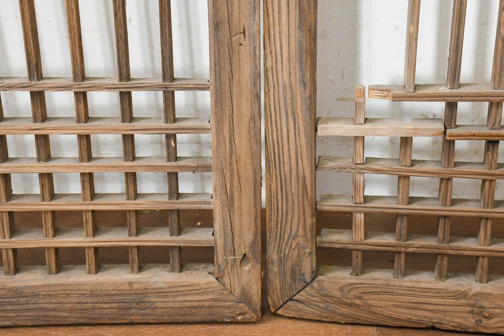 中国アンティーク建具　1900年頃　李朝風建具　端正な格子意匠と経年の味わいが魅力的な窓2枚(1対)セット　(R-089943)