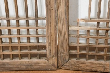 中国アンティーク建具　1900年頃　李朝風建具　端正な格子意匠と経年の味わいが魅力的な窓2枚(1対)セット　(R-089943)