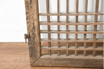中国アンティーク建具　1900年頃　李朝風建具　端正な格子意匠と経年の味わいが魅力的な窓2枚(1対)セット　(R-089943)