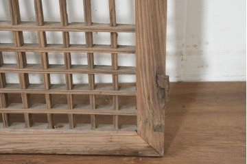 中国アンティーク建具　1900年頃　李朝風建具　端正な格子意匠と経年の味わいが魅力的な窓2枚(1対)セット　(R-089943)