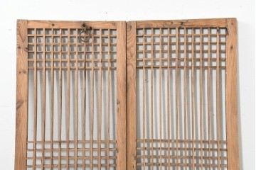 中国アンティーク建具　1900年頃　李朝風建具　端正な格子意匠と経年の味わいが魅力的な窓2枚(1対)セット　(R-089943)
