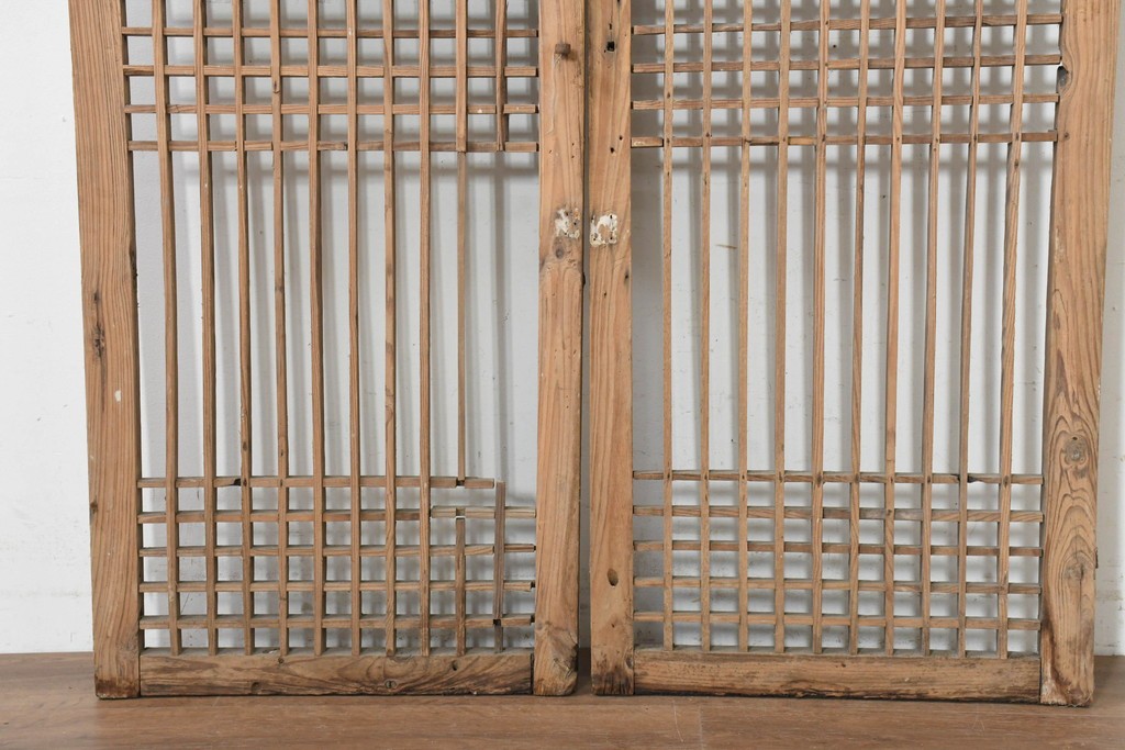 中国アンティーク建具　1900年頃　李朝風建具　端正な格子意匠と経年の味わいが魅力的な窓2枚(1対)セット　(R-089943)