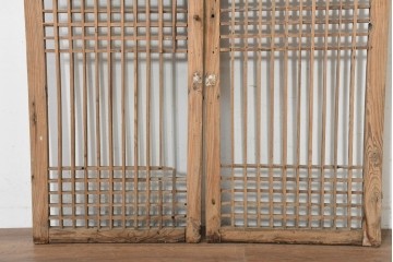 中国アンティーク建具　1900年頃　李朝風建具　端正な格子意匠と経年の味わいが魅力的な窓2枚(1対)セット　(R-089943)