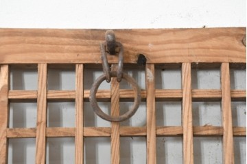 中国アンティーク建具　1900年頃　李朝風建具　端正な格子意匠と経年の味わいが魅力的な窓2枚(1対)セット　(R-089943)