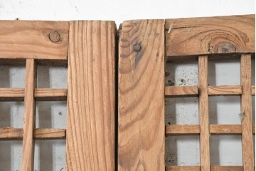 中国アンティーク建具　1900年頃　李朝風建具　端正な格子意匠と経年の味わいが魅力的な窓2枚(1対)セット　(R-089943)