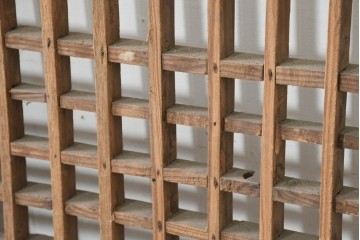 中国アンティーク建具　1900年頃　李朝風建具　端正な格子意匠と経年の味わいが魅力的な窓2枚(1対)セット　(R-089943)