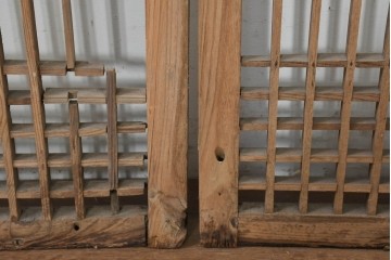 中国アンティーク建具　1900年頃　李朝風建具　端正な格子意匠と経年の味わいが魅力的な窓2枚(1対)セット　(R-089943)