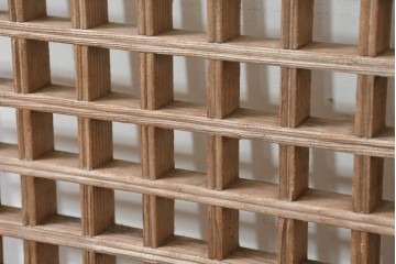 中国アンティーク建具　1900年頃　李朝風建具　端正な格子意匠と経年の味わいが魅力的な窓2枚(1対)セット　(R-089944)