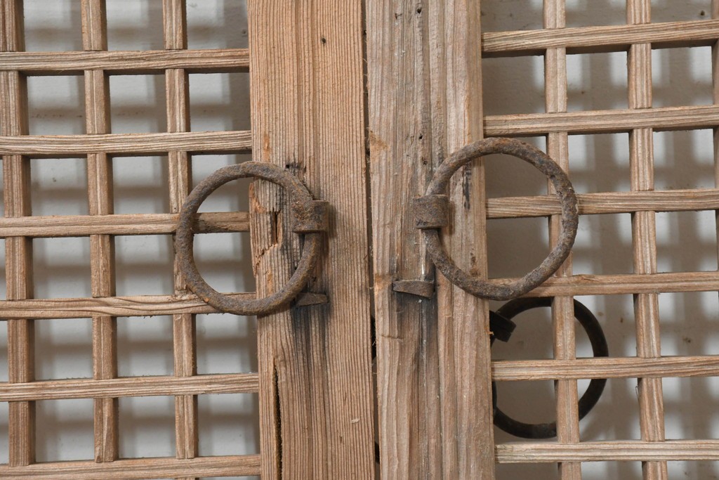 中国アンティーク建具　1900年頃　李朝風建具　端正な格子意匠と経年の味わいが魅力的な窓2枚(1対)セット　(R-089944)