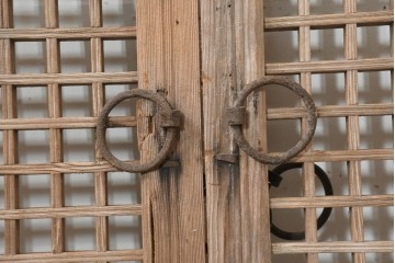 中国アンティーク建具　1900年頃　李朝風建具　端正な格子意匠と経年の味わいが魅力的な窓2枚(1対)セット　(R-089944)