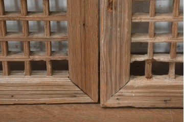 中国アンティーク建具　1900年頃　李朝風建具　端正な格子意匠と経年の味わいが魅力的な窓2枚(1対)セット　(R-089944)