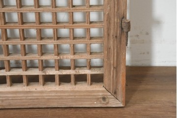 中国アンティーク建具　1900年頃　李朝風建具　端正な格子意匠と経年の味わいが魅力的な窓2枚(1対)セット　(R-089944)