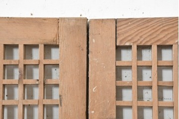 中国アンティーク建具　1900年頃　李朝風建具　端正な格子意匠と経年の味わいが魅力的な窓2枚(1対)セット　(R-089944)