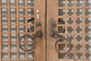 中国アンティーク建具　1900年頃　李朝風建具　端正な格子意匠と経年の味わいが魅力的な窓2枚(1対)セット　(R-089944)