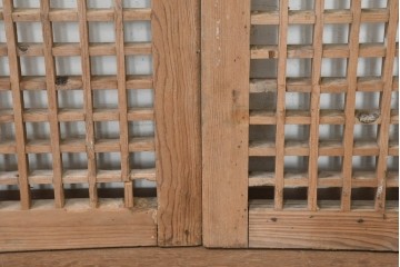 中国アンティーク建具　1900年頃　李朝風建具　端正な格子意匠と経年の味わいが魅力的な窓2枚(1対)セット　(R-089944)