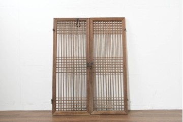 中国アンティーク建具　1900年頃　李朝風建具　格子意匠と花形金具が魅力の窓2枚(1対)セット　(R-089945)