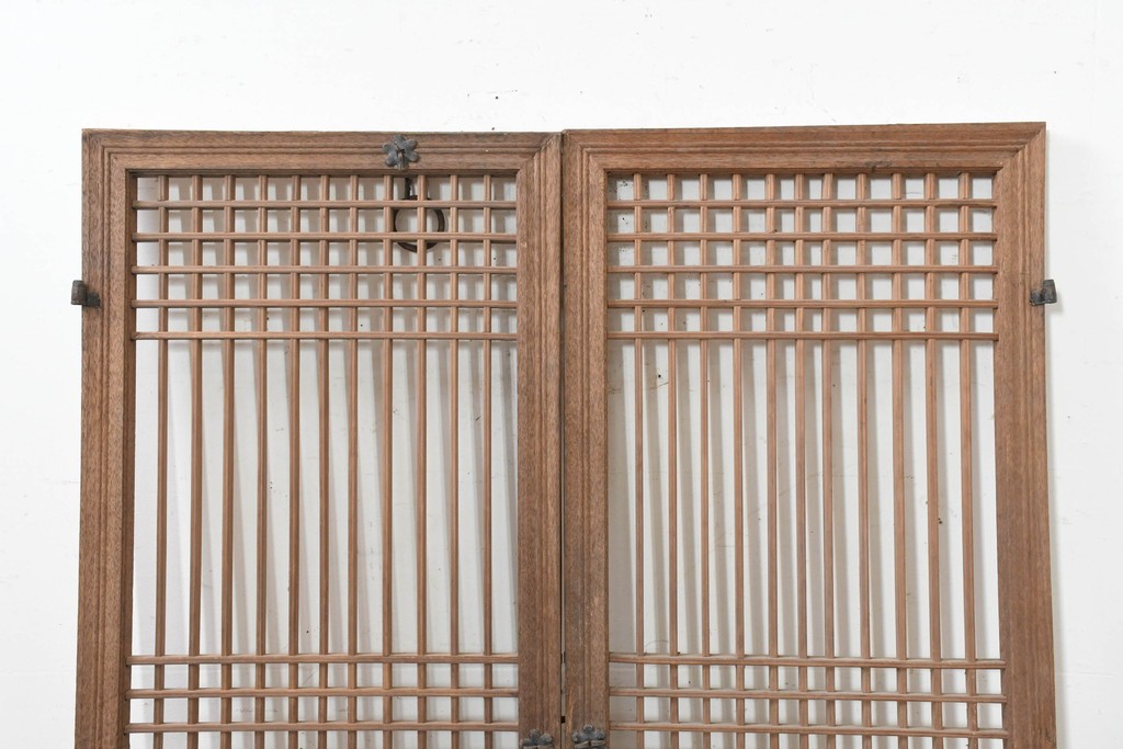 中国アンティーク建具　1900年頃　李朝風建具　格子意匠と花形金具が魅力の窓2枚(1対)セット　(R-089945)