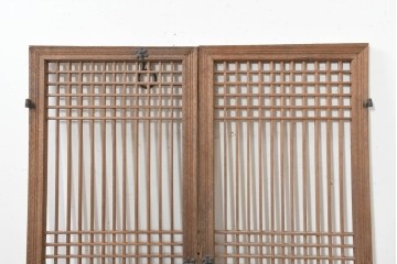 中国アンティーク建具　1900年頃　李朝風建具　格子意匠と花形金具が魅力の窓2枚(1対)セット　(R-089945)