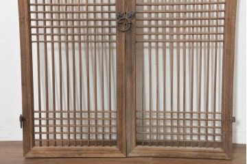 中国アンティーク建具　1900年頃　李朝風建具　格子意匠と花形金具が魅力の窓2枚(1対)セット　(R-089945)