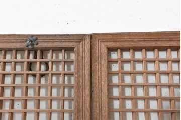 中国アンティーク建具　1900年頃　李朝風建具　格子意匠と花形金具が魅力の窓2枚(1対)セット　(R-089945)