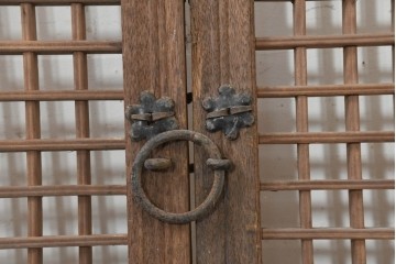中国アンティーク建具　1900年頃　李朝風建具　格子意匠と花形金具が魅力の窓2枚(1対)セット　(R-089945)