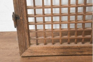 中国アンティーク建具　1900年頃　李朝風建具　格子意匠と花形金具が魅力の窓2枚(1対)セット　(R-089945)