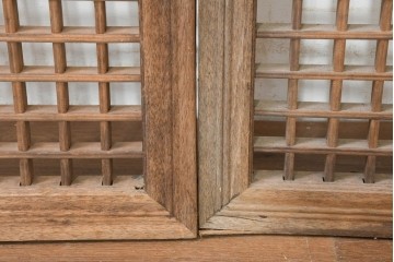 中国アンティーク建具　1900年頃　李朝風建具　格子意匠と花形金具が魅力の窓2枚(1対)セット　(R-089945)