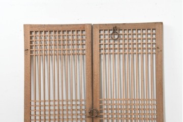 中国アンティーク建具　1900年頃　李朝風建具　格子意匠と花形金具が魅力の窓2枚(1対)セット　(R-089945)
