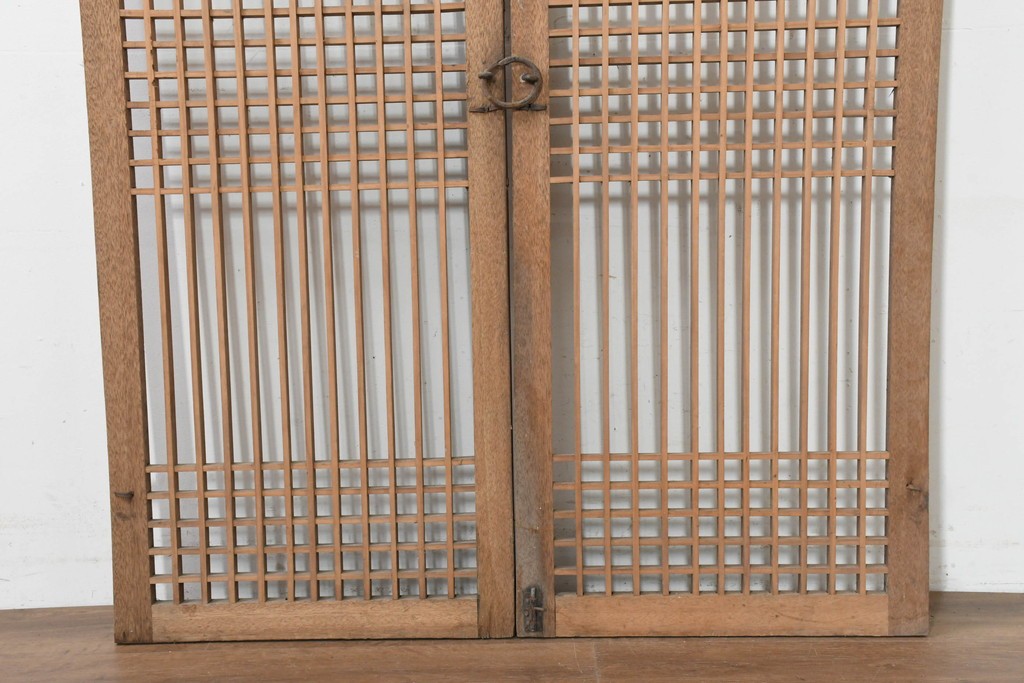 中国アンティーク建具　1900年頃　李朝風建具　格子意匠と花形金具が魅力の窓2枚(1対)セット　(R-089945)