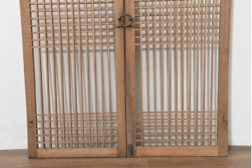 中国アンティーク建具　1900年頃　李朝風建具　格子意匠と花形金具が魅力の窓2枚(1対)セット　(R-089945)
