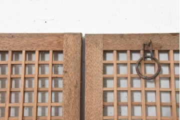中国アンティーク建具　1900年頃　李朝風建具　格子意匠と花形金具が魅力の窓2枚(1対)セット　(R-089945)