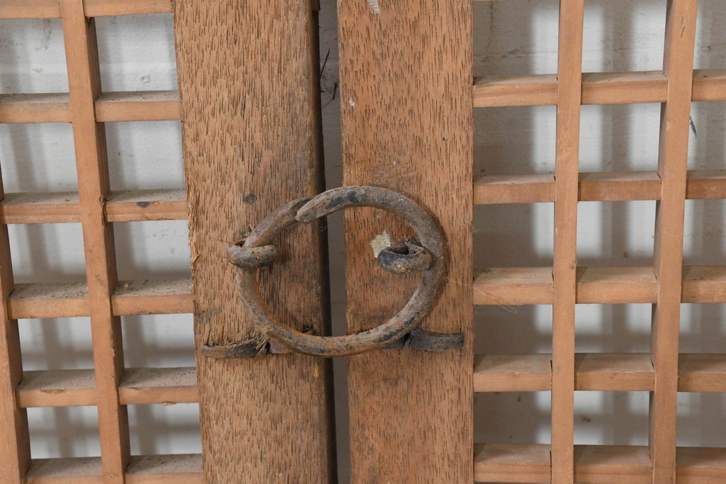 中国アンティーク建具　1900年頃　李朝風建具　格子意匠と花形金具が魅力の窓2枚(1対)セット　(R-089945)