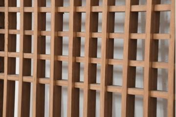 中国アンティーク建具　1900年頃　李朝風建具　格子意匠と花形金具が魅力の窓2枚(1対)セット　(R-089945)