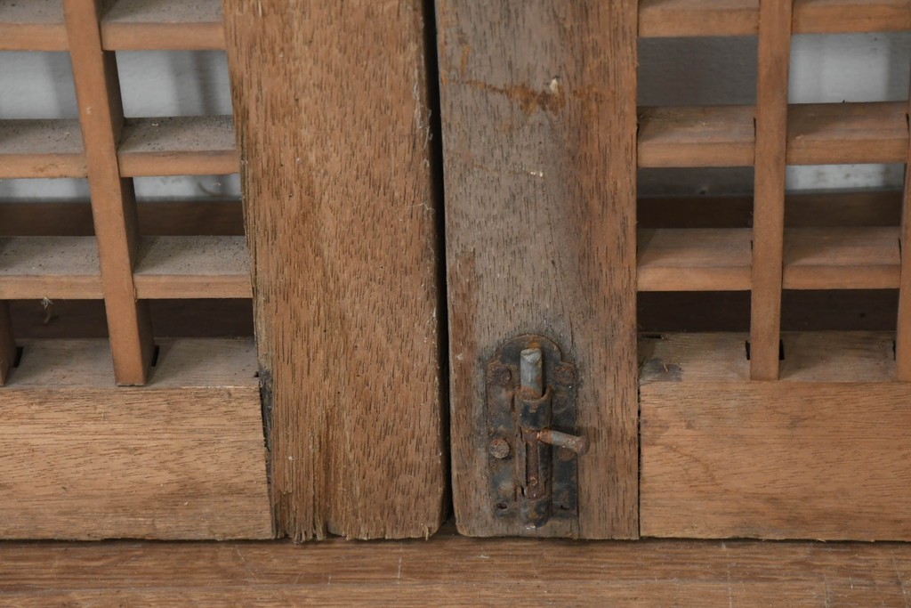 中国アンティーク建具　1900年頃　李朝風建具　格子意匠と花形金具が魅力の窓2枚(1対)セット　(R-089945)