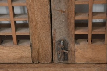 中国アンティーク建具　1900年頃　李朝風建具　格子意匠と花形金具が魅力の窓2枚(1対)セット　(R-089945)