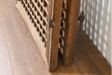 中国アンティーク建具　1900年頃　李朝風建具　格子意匠と花形金具が魅力の窓2枚(1対)セット　(R-089945)