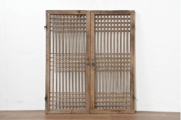 中国アンティーク建具　1900年頃　李朝風建具　格子意匠と花形金具が魅力の窓2枚(1対)セット　(R-089946)