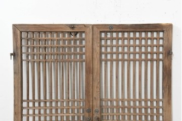 中国アンティーク建具　1900年頃　李朝風建具　格子意匠と花形金具が魅力の窓2枚(1対)セット　(R-089946)