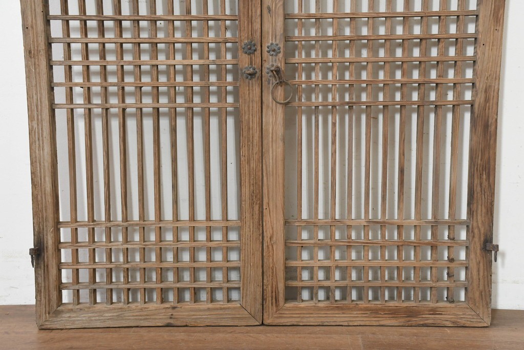 中国アンティーク建具　1900年頃　李朝風建具　格子意匠と花形金具が魅力の窓2枚(1対)セット　(R-089946)