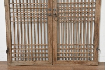 中国アンティーク建具　1900年頃　李朝風建具　格子意匠と花形金具が魅力の窓2枚(1対)セット　(R-089946)