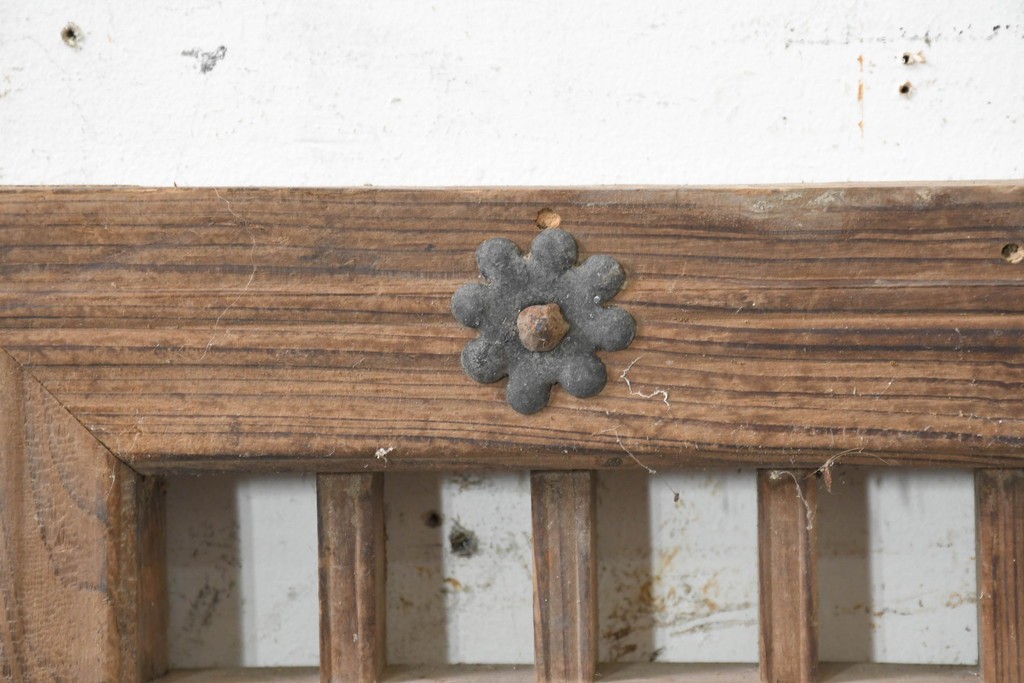 中国アンティーク建具　1900年頃　李朝風建具　格子意匠と花形金具が魅力の窓2枚(1対)セット　(R-089946)