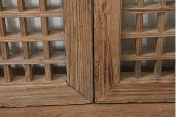 中国アンティーク建具　1900年頃　李朝風建具　格子意匠と花形金具が魅力の窓2枚(1対)セット　(R-089946)
