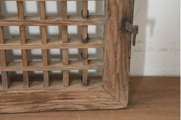中国アンティーク建具　1900年頃　李朝風建具　格子意匠と花形金具が魅力の窓2枚(1対)セット　(R-089946)