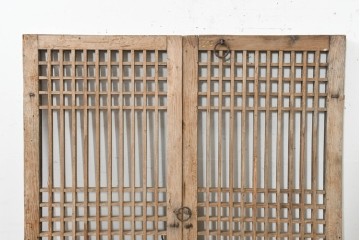 中国アンティーク建具　1900年頃　李朝風建具　格子意匠と花形金具が魅力の窓2枚(1対)セット　(R-089946)