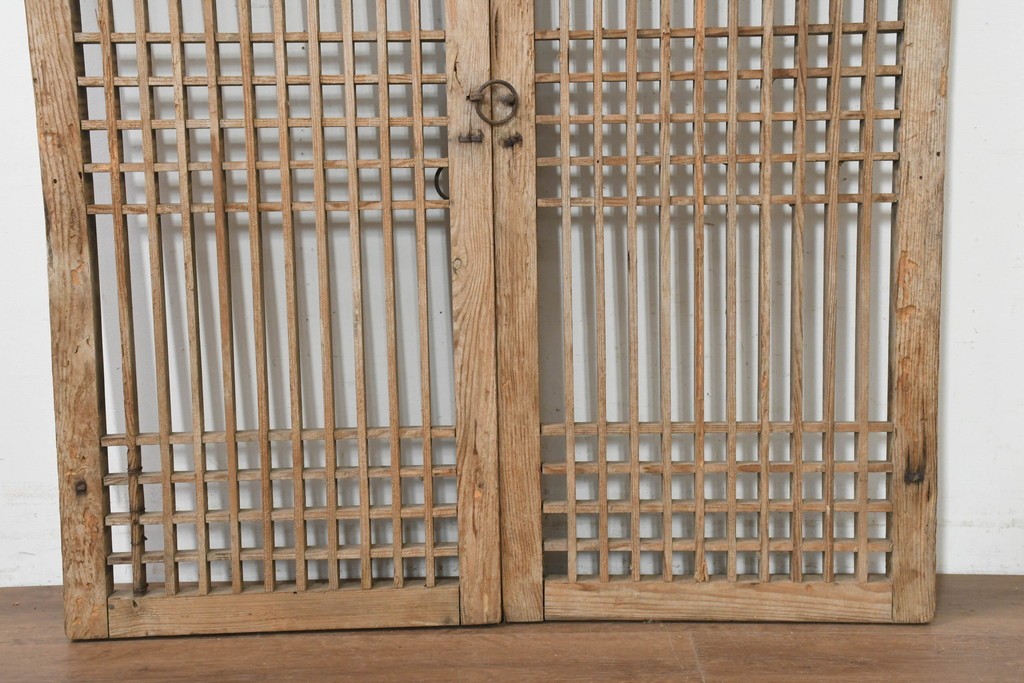 中国アンティーク建具　1900年頃　李朝風建具　格子意匠と花形金具が魅力の窓2枚(1対)セット　(R-089946)