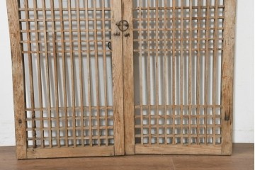 中国アンティーク建具　1900年頃　李朝風建具　格子意匠と花形金具が魅力の窓2枚(1対)セット　(R-089946)